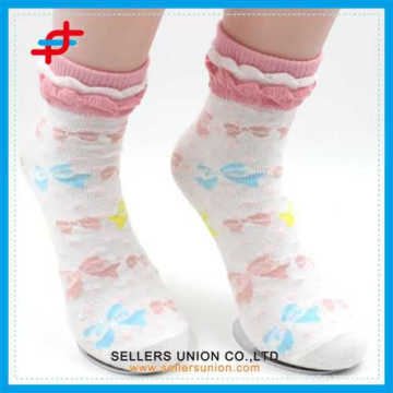 2015 chaussettes colorées de jeune fille de modèle de dentelle, style antidérapant et mignon pour la mode